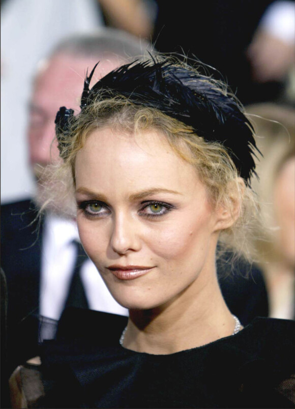 Regard charbonneux, moue joliment boudeuse, et neo-bandeau sur la tête... Vanessa est toujours tendance !