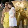Eugenie et Beatrice à la vente aux enchères de L'Elephant Parade, le 30/06/2010.