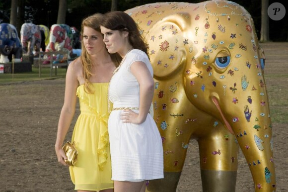Eugenie et Beatrice à la vente aux enchères de L'Elephant Parade, le 30/06/2010.