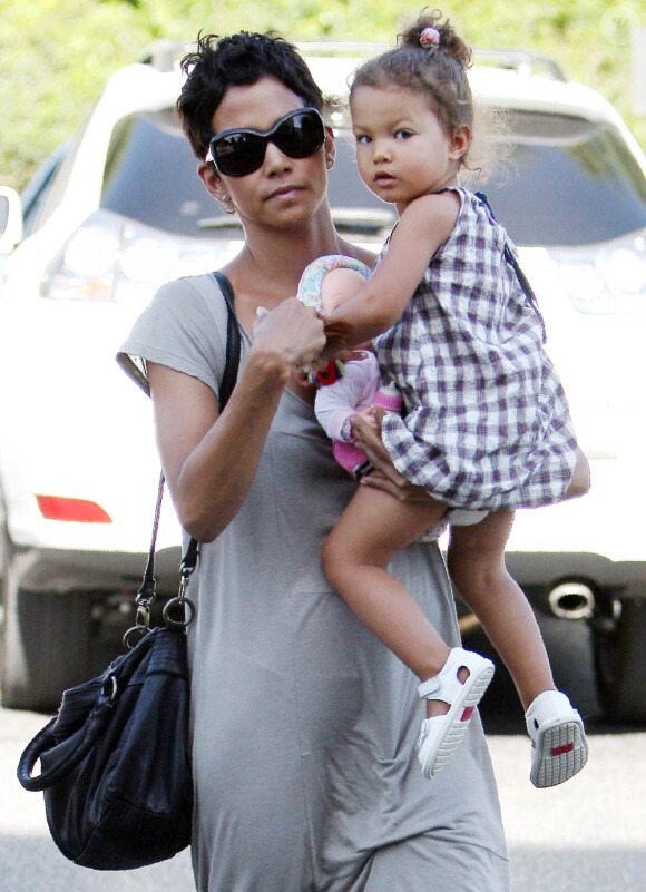Halle Berry et sa fille Nahla à Beverly Hills, le 1er juillet 2010