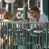 Miley Cyrus et son boyfriend Liam Hemsworth partagent une boisson rafraîchissante à Los Angeles, jeudi 1er juillet.