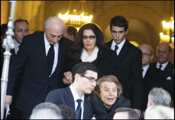 Françoise Bettencourt-Meyers, à l'origine d'une affaire dont elle n'aurait jamais pu penser qu'elle prenne une telle ampleur, clame vouloir protéger et retrouver sa mère, Liliane Bettencourt...