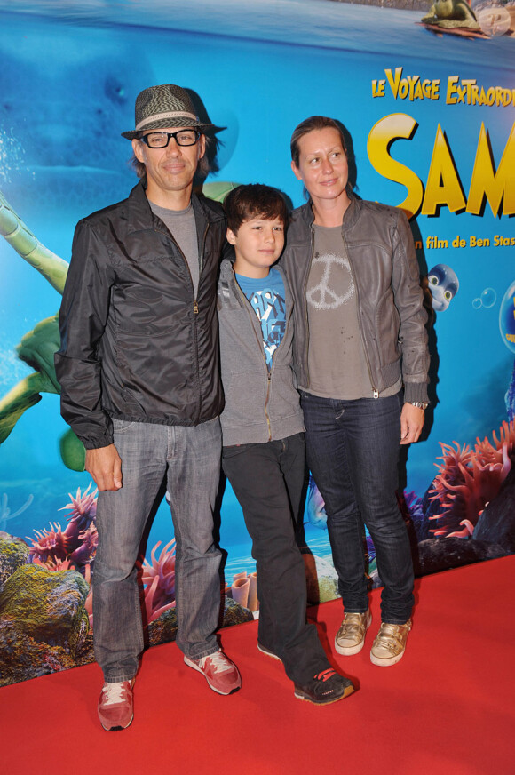 Paul et Luana Belmondo avec leur fils Giacomo à l'avant première du Voyage Extraordinaire de Samy, le 3 juillet 2010 au Gaumont Opéra.