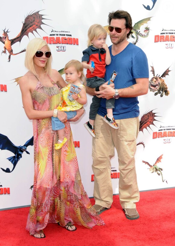 Tori Spelling et son mari Dean McDermott, avec sa fille Stella et son fils Liam à Malibu, le 3 juillet 2010