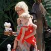 Tori Spelling et sa fille Stella à Malibu, le 3 juillet 2010