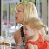 Tori Spelling et sa fille Stella à Malibu, le 3 juillet 2010