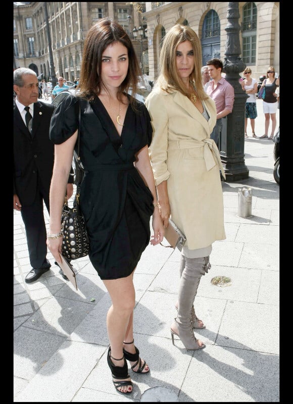 Carine Roitfeld et sa fille Julia se rendant au défilé Giorgio Armani à Paris, le 6 juillet 2010