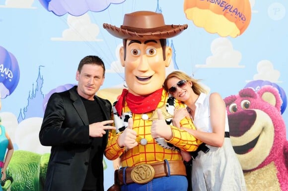 Frédérique Bel et Benoît Magimel entourent Woody, à DisneyLand Paris, le 26 juin 2010.