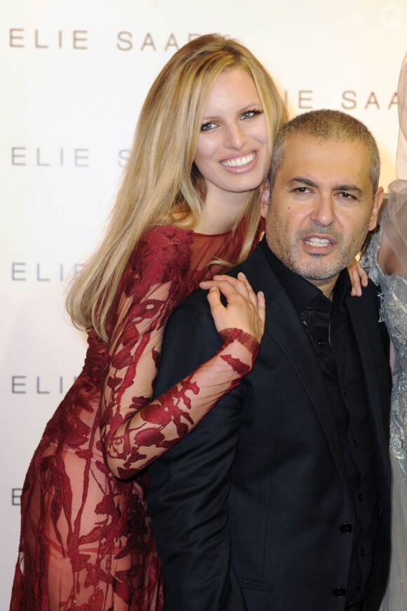 Karolina Kurkova et Elie Saab lors du défilé Elie Saab au Théâtre National de Chaillot à Paris, le 7 juillet 2010