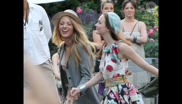 Blake Lively et Leighton Meester sur le tournage parisien de Gossip Girl... Elles sont belles à croquer !