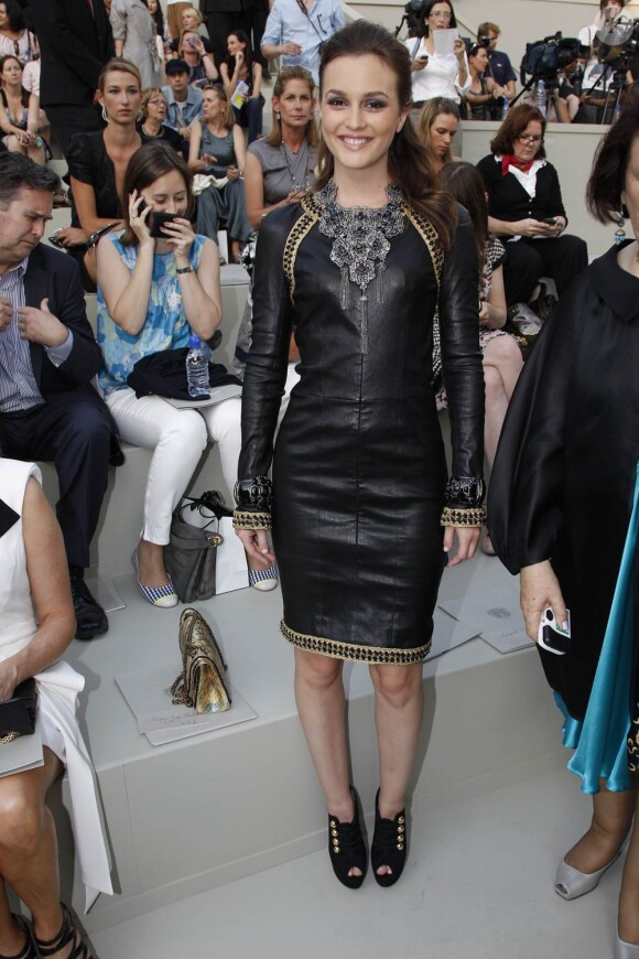 Leighton dans une robe Chanel, lors du dernier défilé Chanel Haute Couture à Paris