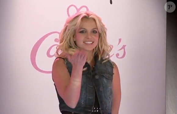 Britney Spears assiste à un défilé afin de présenter la collection de vêtements qu'elle a dessinée pour la marque Candie's.