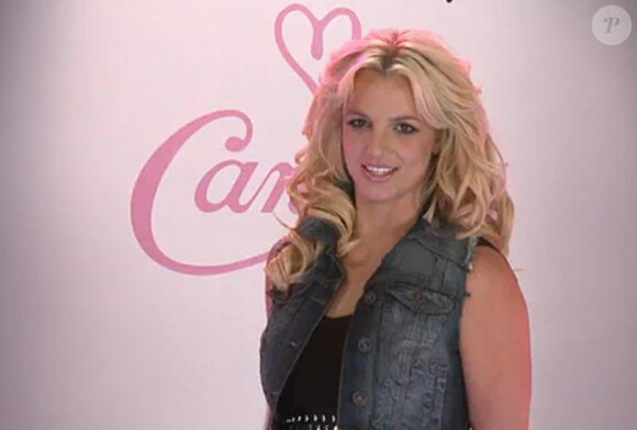 Britney Spears assiste à un défilé afin de présenter la collection de vêtements qu'elle a dessinée pour la marque Candie's.