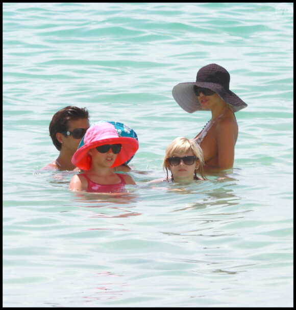 Shauna Sand en famille sur la plage de Miami, le 13 juillet 2010