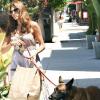 Eva Mendes et son chien à Los Angeles, le 15 juillet 2010