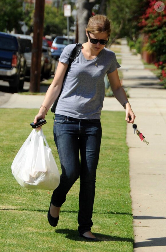 Eleanor, nouvelle assistante de Lindsay Lohan, lui rend visite dans son centre de désintoxication, le 15  juillet 2010.