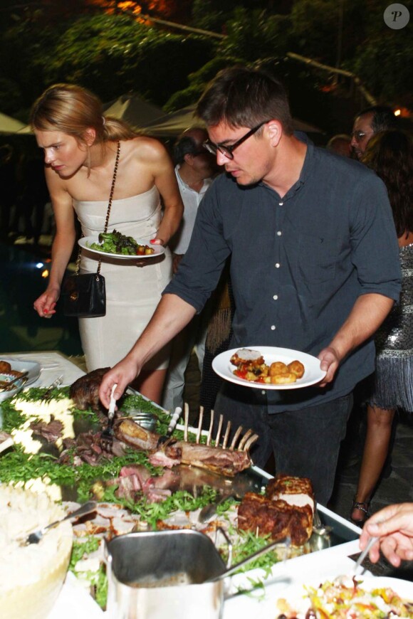 Josh Harnett et Sophia Lie, lors du dîner à l'Hotel Mezzatorre, à l'occasion du dernier jour du 8e Festival Global Music & Cinema d'Ischia, en Italie, le 17 juillet 2010.