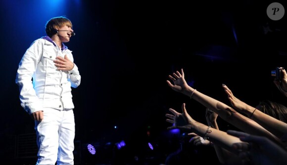Justin Bieber se produit, mardi 20 juillet, sur la scène du Nokia Theatre de Los Angeles, devant plus de 7 000 fans.