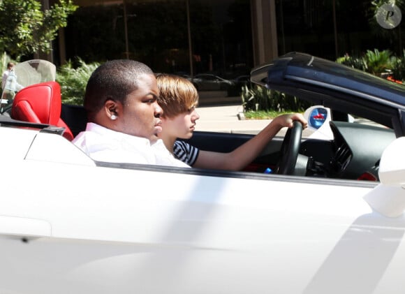 A bord de sa Lamborghini (offerte par P. Diddy pour ses 16 ans), Justin Bieber déambule dans les rues de Los Angeles avec son ami, le rappeur Sean Kingston.