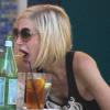 Pendant une séance de dédicace, Tori Spelling déjeune avec son meilleur ami, à Miami, mercredi 21 juillet.