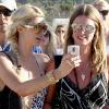 Paris Hilton et sa soeur Nicky se pavanent sur la plage de Pampelone, à Saint-Tropez, le 24 juillet 2010.