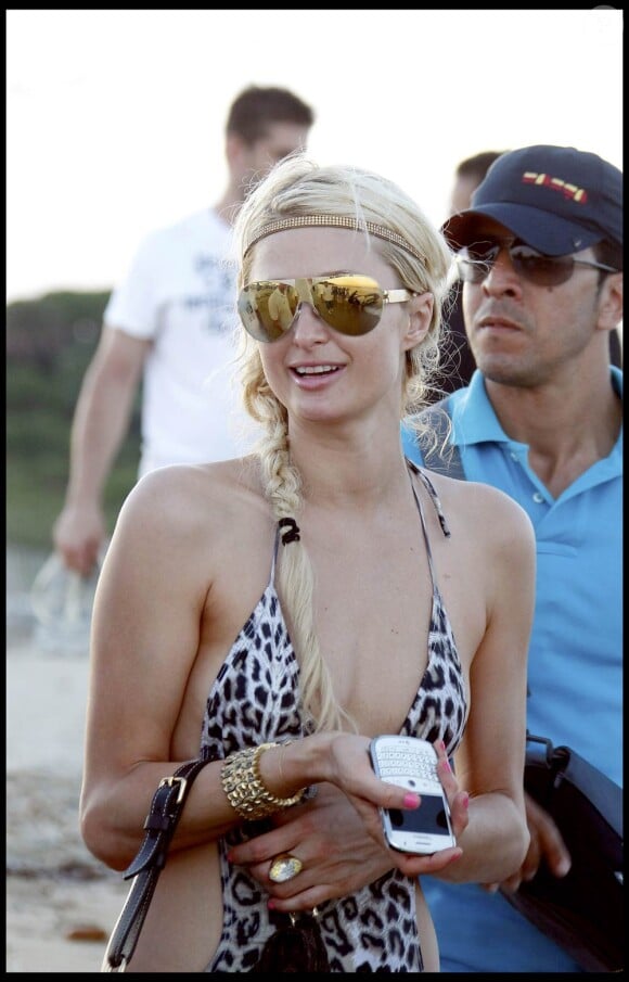 Paris Hilton et sa soeur Nicky se pavanent sur la plage de Pampelone, à Saint-Tropez, le 24 juillet 2010.