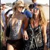 Paris Hilton et sa soeur Nicky se pavanent sur la plage de Pampelone, à Saint-Tropez, le 24 juillet 2010.