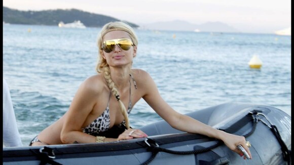 Paris Hilton : Après avoir pris une douche de champagne, la jolie blonde et sa soeur se pavanent à Saint-Tropez !