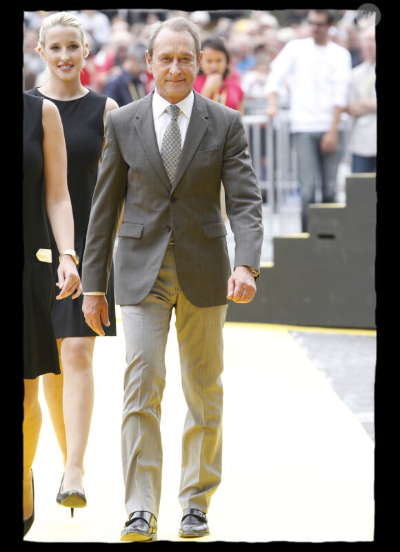 Le maire de Paris Bertrand Delanoë à l'arrivée du Tour de France sur les Champs-Elysées (25 juillet 2010)
