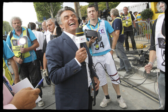 Le journaliste sportif Gérard Holtz à l'arrivée du Tour de France sur les Champs-Elysées (25 juillet 2010)