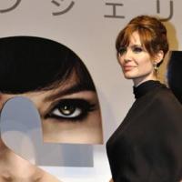 Angelina Jolie est une beauté hors norme (qui nous laisse sans voix) quand elle présente "Salt" à Tokyo !