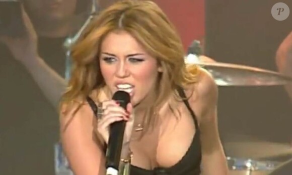Miley Cyrus déchaînée et en plein show, à Madrid, le 22 juillet 2010.