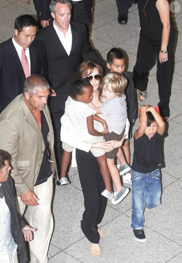 Angelina Jolie arrive à Séoul avec Pax, Maddox, Zahara et Shiloh, dans le cadre de la promo du film Salt. 27/07/2010