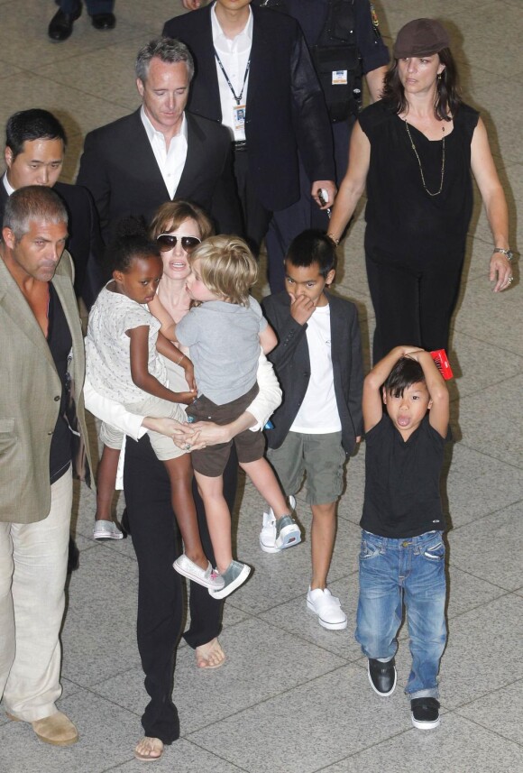 Angelina Jolie arrive à Séoul avec Pax, Maddox, Zahara et Shiloh, dans le cadre de la promo du film Salt. 27/07/2010