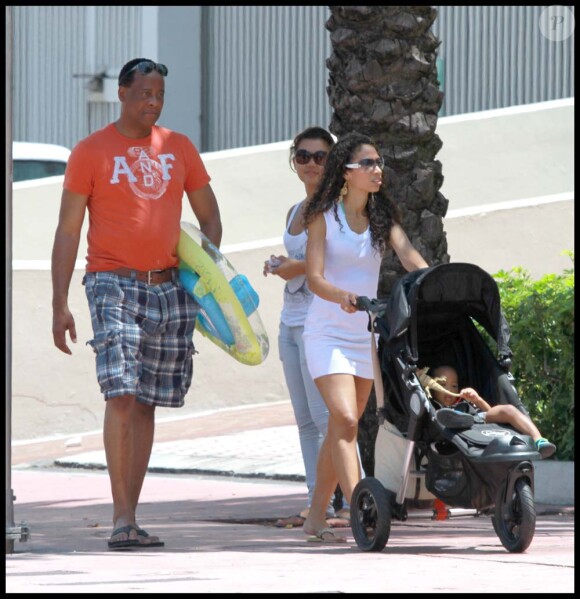 Le docteur Conrad Murray, sa petite amie Nicole Alvarez, et leur fils, en vacances à Miami, le 31 juillet 2010