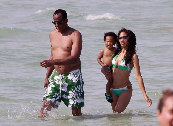 Le docteur Conrad Murray, sa petite amie Nicole Alvarez, et leur fils, en vacances à Miami, le 31 juillet 2010