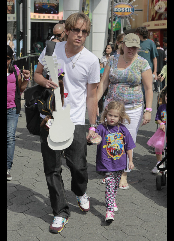 DannieLynn, fille de la défunte Anna Nicole Smith, se promène à Los Angeles avec son père Larry Birkheard le 1er août 2010
