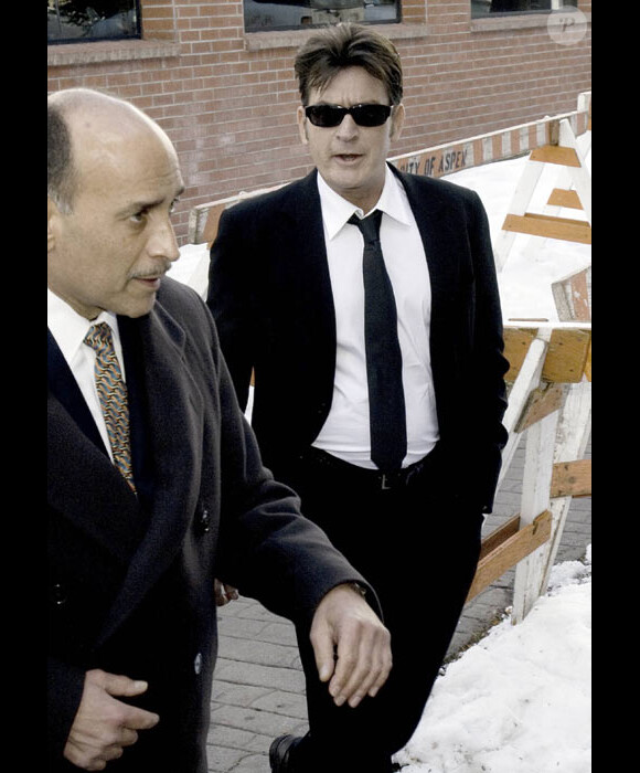 Charlie Sheen arrive au palais de justice d'Aspen en février 2010