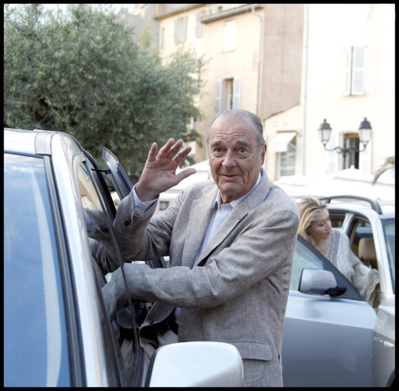 Jacques Chirac se promène avec ses amis François et Maryvonne Pinault à Saint-Tropez le 2 août 2010