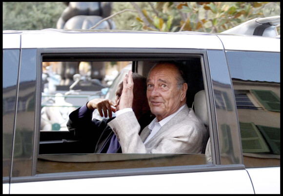 Jacques Chirac se promène avec ses amis François et Maryvonne Pinault à Saint-Tropez le 2 août 2010