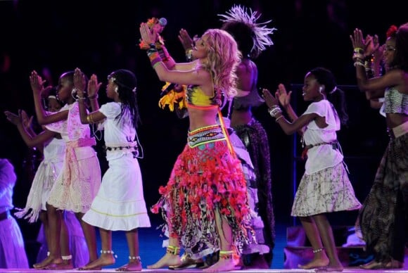 Shakira chante Waka Waka, this time for Africa lors de la cérémonie de clôture de la coupe du monde, le 11 juillet 2010