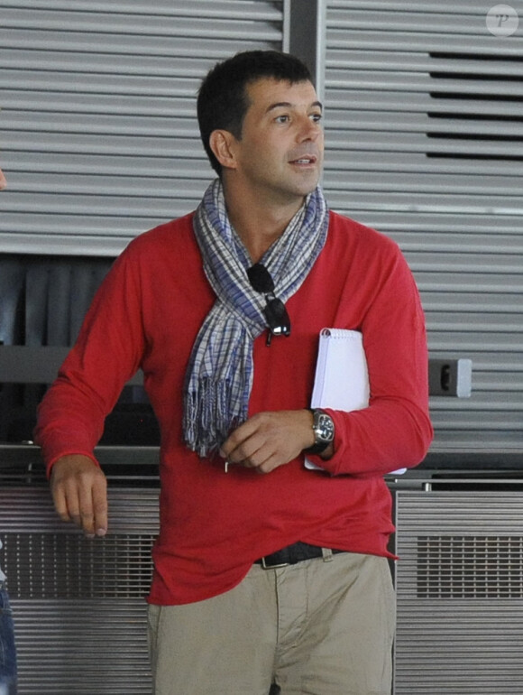 Stéphane Plaza se prépare à embarquer pour l'aventure Pékin Express, à l'aéroport de Roissy, le 30 juillet 2010