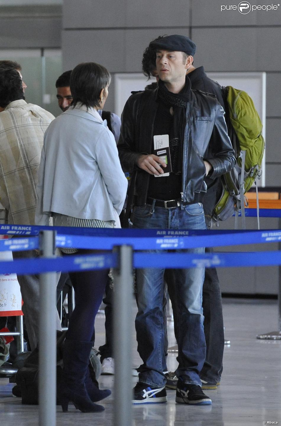 Isabelle Morini Bosc Pekin Express Alain Bouzigues et Isabelle Morini-Bosc se préparent à embarquer pour  l'aventure Pékin Express, à l'aéroport de Roissy, le 30 juillet 2010 -  Purepeople