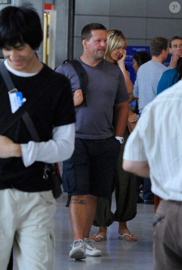 Le rubgyman français Christian Califano se prépare à embarquer pour l'aventure Pékin Express, à l'aéroport de Roissy, le 30 juillet 2010