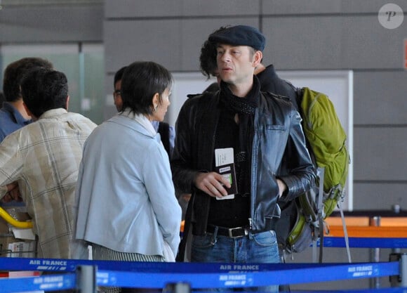 Alain Bouzigues et Isabelle Morini-Bosc se préparent à embarquer pour l'aventure Pékin Express, à l'aéroport de Roissy, le 30 juillet 2010