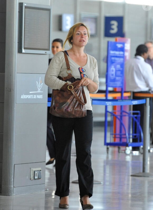 Jeanne Savary se prépare à embarquer pour l'aventure Pékin Express, à l'aéroport de  Roissy, le 30 juillet 2010
