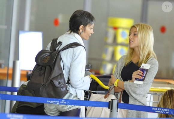 Victoria Monfort et Isabelle Morini-Bosc se préparent à embarquer pour l'aventure Pékin Express, à l'aéroport de  Roissy, le 30 juillet 2010
