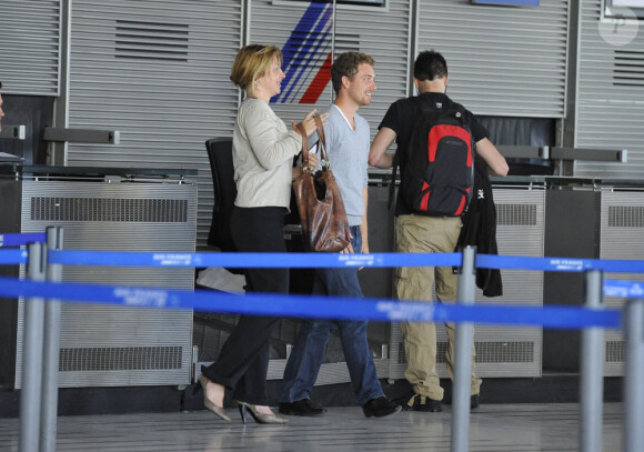 Victoria Monfort et Isabelle Morini-Bosc se préparent à embarquer pour l'aventure Pékin Express, à l'aéroport de  Roissy, le 30 juillet 2010