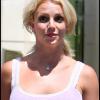 Lundi 2 août, Britney Spears s'est rendue dans un centre commercial de Calabasas entourée d'un garde du corps. Peu avant, elle s'est rendue chez Starbucks pour s'offrir une petite boisson frappée.