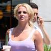 Lundi 2 août, Britney Spears s'est rendue dans un centre commercial de Calabasas entourée d'un garde du corps. Peu avant, elle s'est rendue chez Starbucks pour s'offrir une petite boisson frappée.